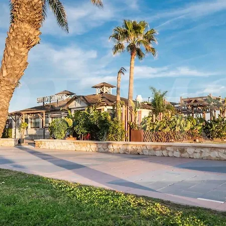 בית נופש Charming House With Rooftop Terrace By Rems *