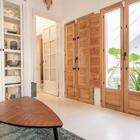 בית נופש Charming House With Rooftop Terrace By Rems